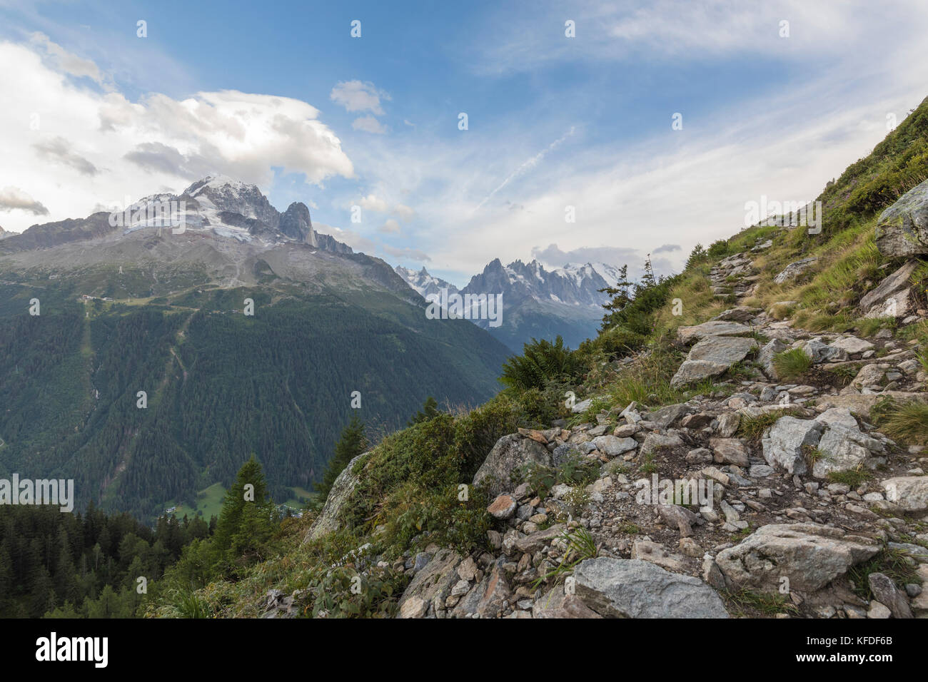 Aiguille du Dru e Aiguille Verte visto dal sentiero roccioso che conduce a Lacs De Cheserys, Argentiere, alta Savoia, Francia Foto Stock