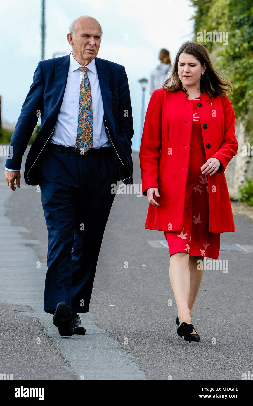 Vince Cable arriva per dare il suo discorso di leader alla Conferenza d'autunno dei liberal-democratici, accompagnata dal vice leader Jo Swinson al Bournemouth International Centre di Bournemouth, Regno Unito - Martedì 19 settembre 2017. Nella foto: Sir vince Cable , Jo Swinson Foto Stock