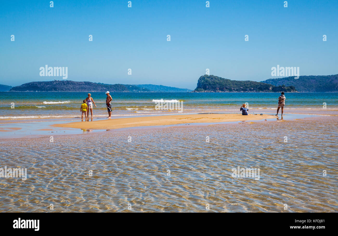 Australia, Nuovo Galles del Sud, Central Coast, Broken Bay con Lion Island da Umina Beach a bassa marea Foto Stock