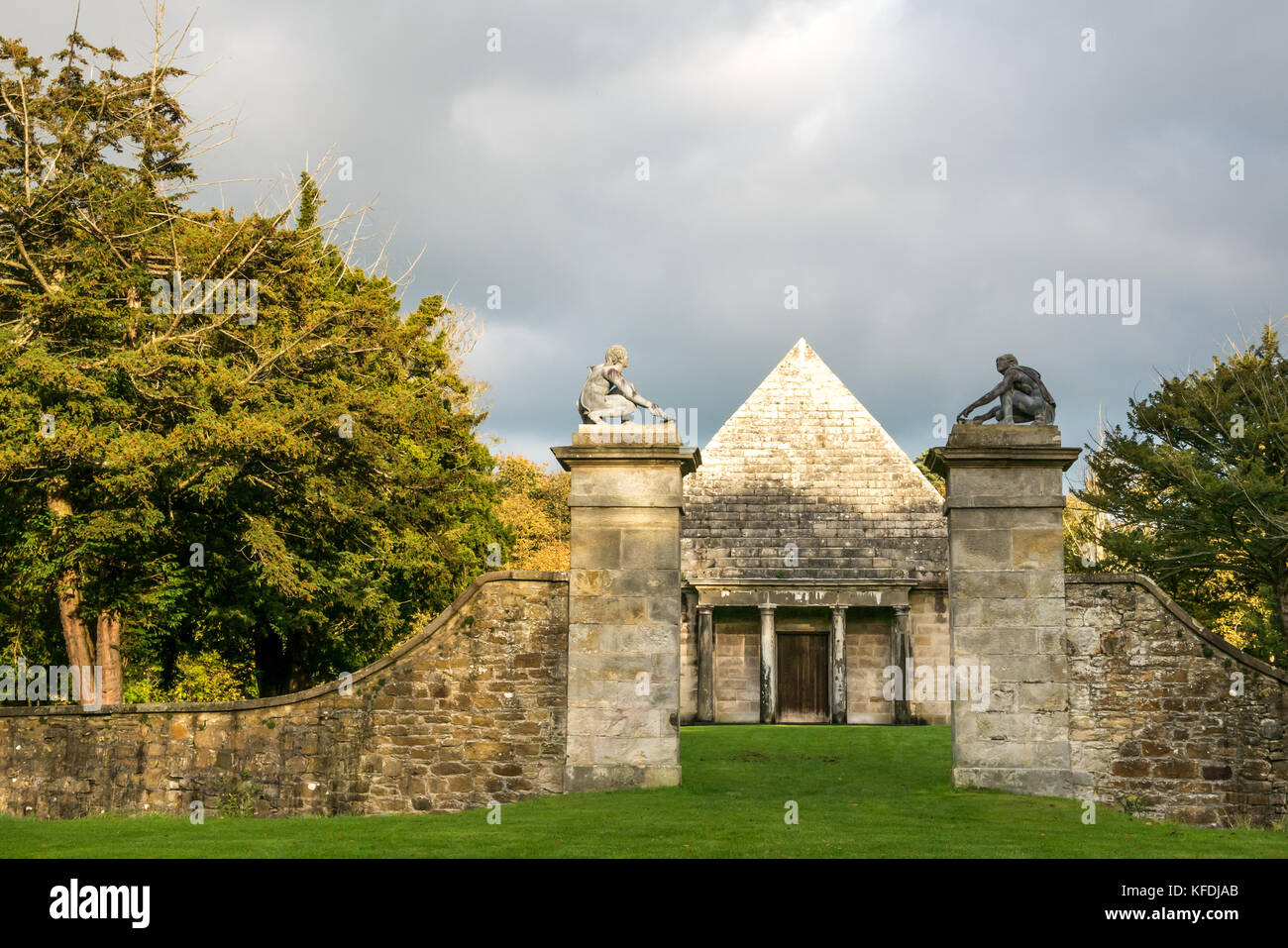 Mausoleo di piramide e porticato dorico, pontili di gate con accovacciato figure del coltello macinatore di Marsia, Gosford station wagon, East Lothian, Scozia, Regno Unito Foto Stock