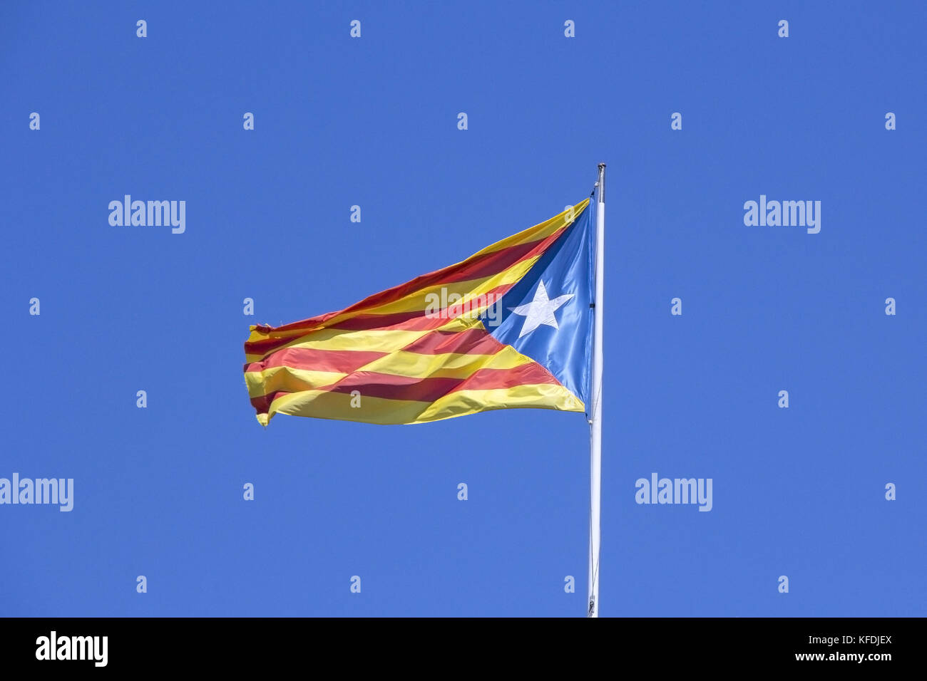 Bandiera catalana del vento nel cielo blu Foto Stock
