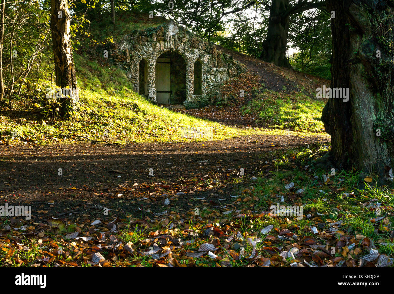 Un'insolita macerie quirky costruito rustico 18 ° secolo ghiaccio casa, tenuta di Gosford, East Lothian, Scozia, Regno Unito, in bassa luce del sole d'autunno Foto Stock