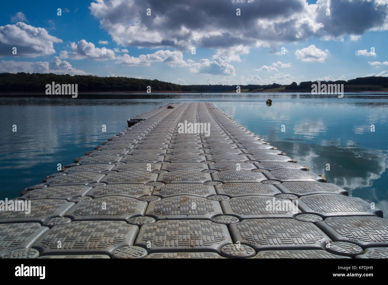 Floating jetty di plastica a pontone bewl acqua, kent, settembre 2017 su un luminoso giorno di sole con nuvole blu e ancora acqua calma con bassi livelli di acqua Foto Stock