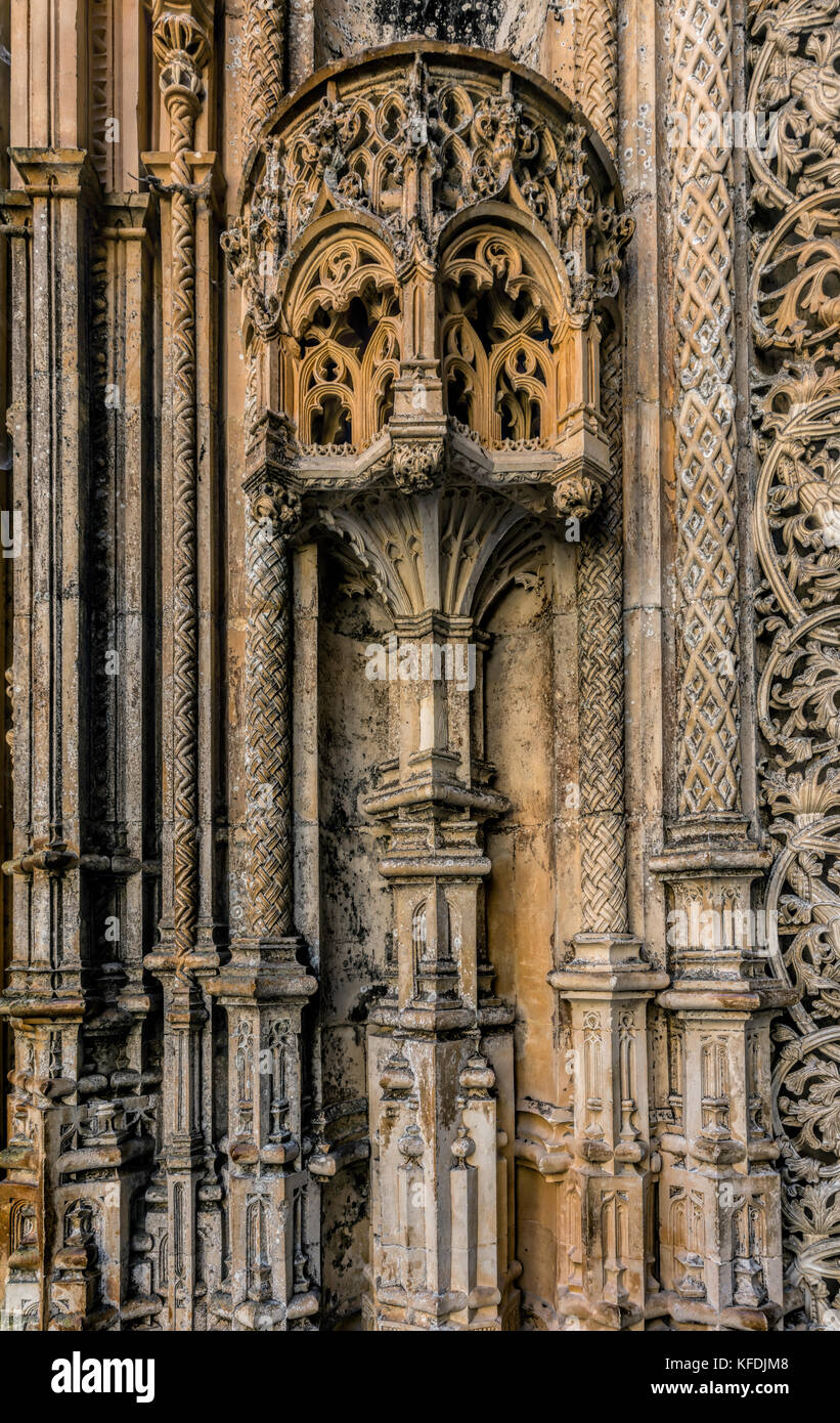 Intricate sculture in pietra sulle pareti delle cappelle incompiuto nel XIV secolo il monastero di batalha in Batalha, Portogallo Foto Stock