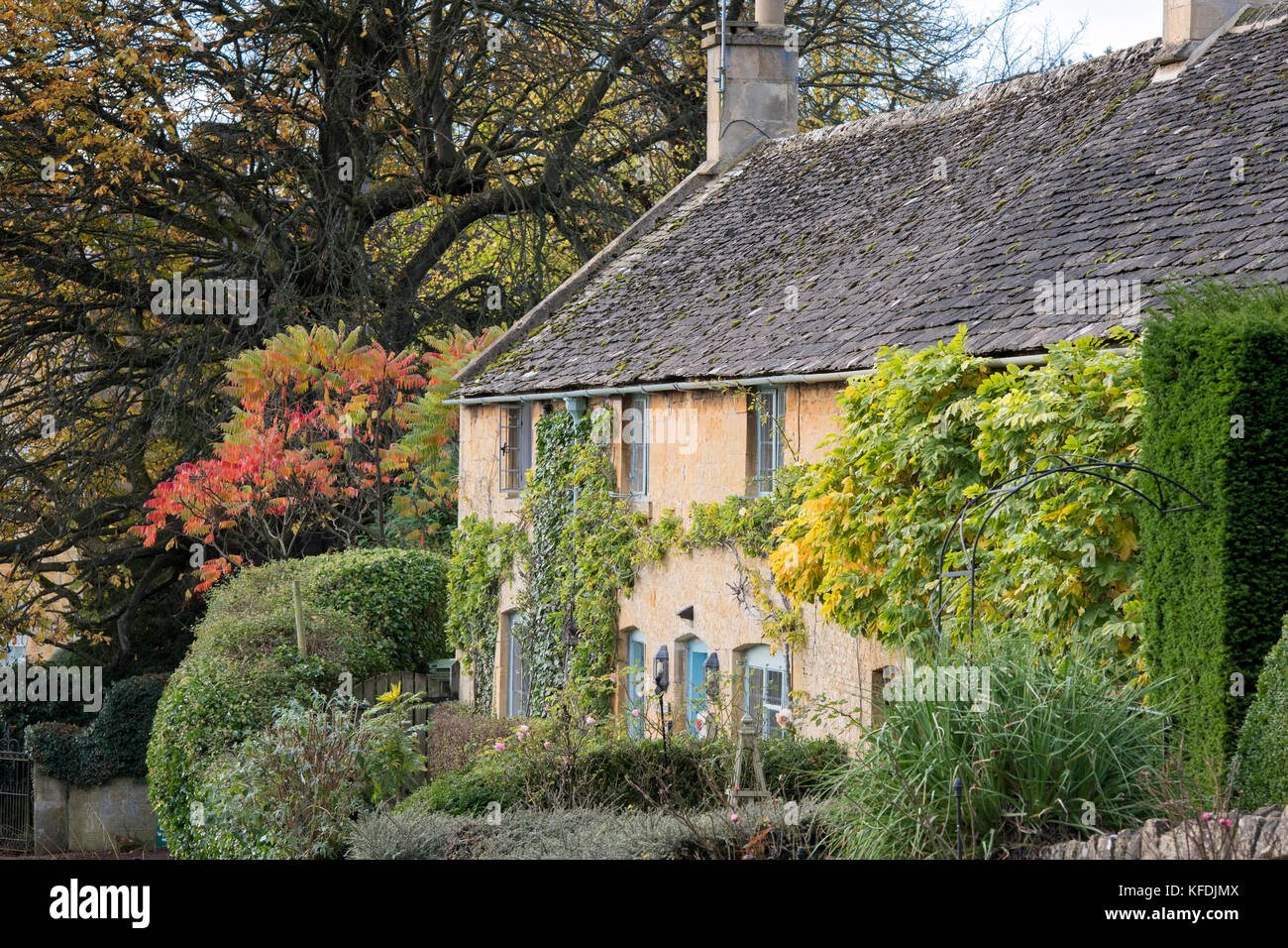 Cottage in Bourton sulla collina in autunno. Cotswolds, Gloucestershire, Inghilterra Foto Stock