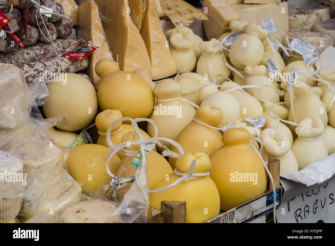 Formaggi in vendita presso la strada del mercato di Catania, Sicilia Foto Stock