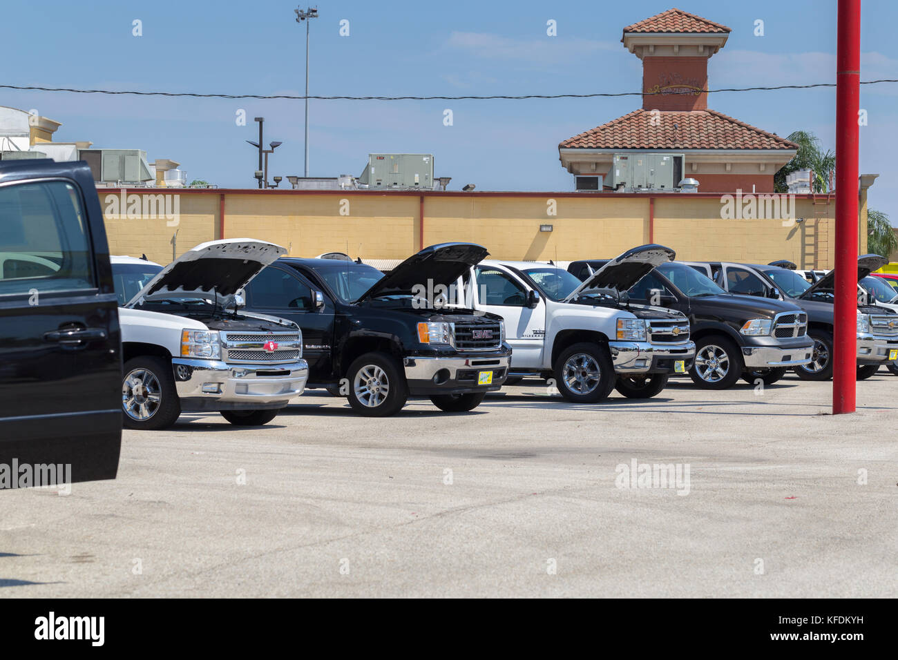 Concessionari auto si aspettano una sovracorrente in business una volta houston torna sui suoi piedi dopo inondazioni devastanti. righe di flood i camion danneggiati sulla partita Foto Stock