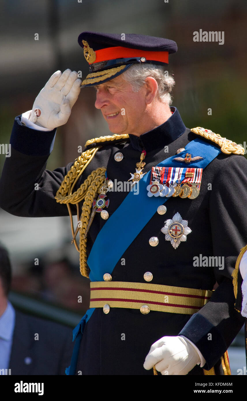 Sua Altezza Reale il Principe di Galles, indossando il pieno giorno cerimoniale di uniforme di un generale dell'esercito, con un generale la tonaca cappotto. Foto Stock
