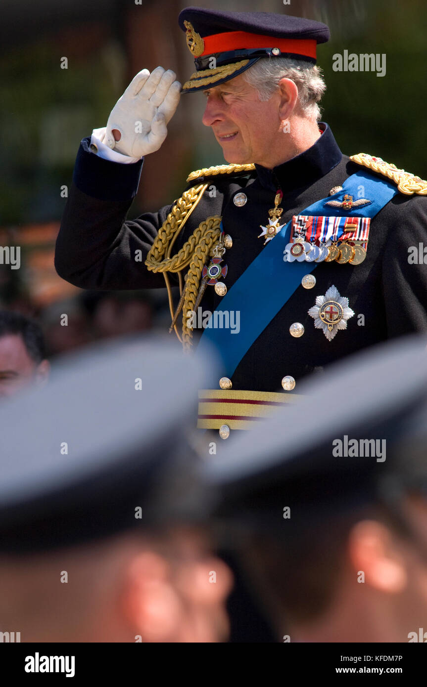 Sua Altezza Reale il Principe di Galles, indossando il pieno giorno cerimoniale di uniforme di un generale dell'esercito, con un generale la tonaca cappotto. Foto Stock