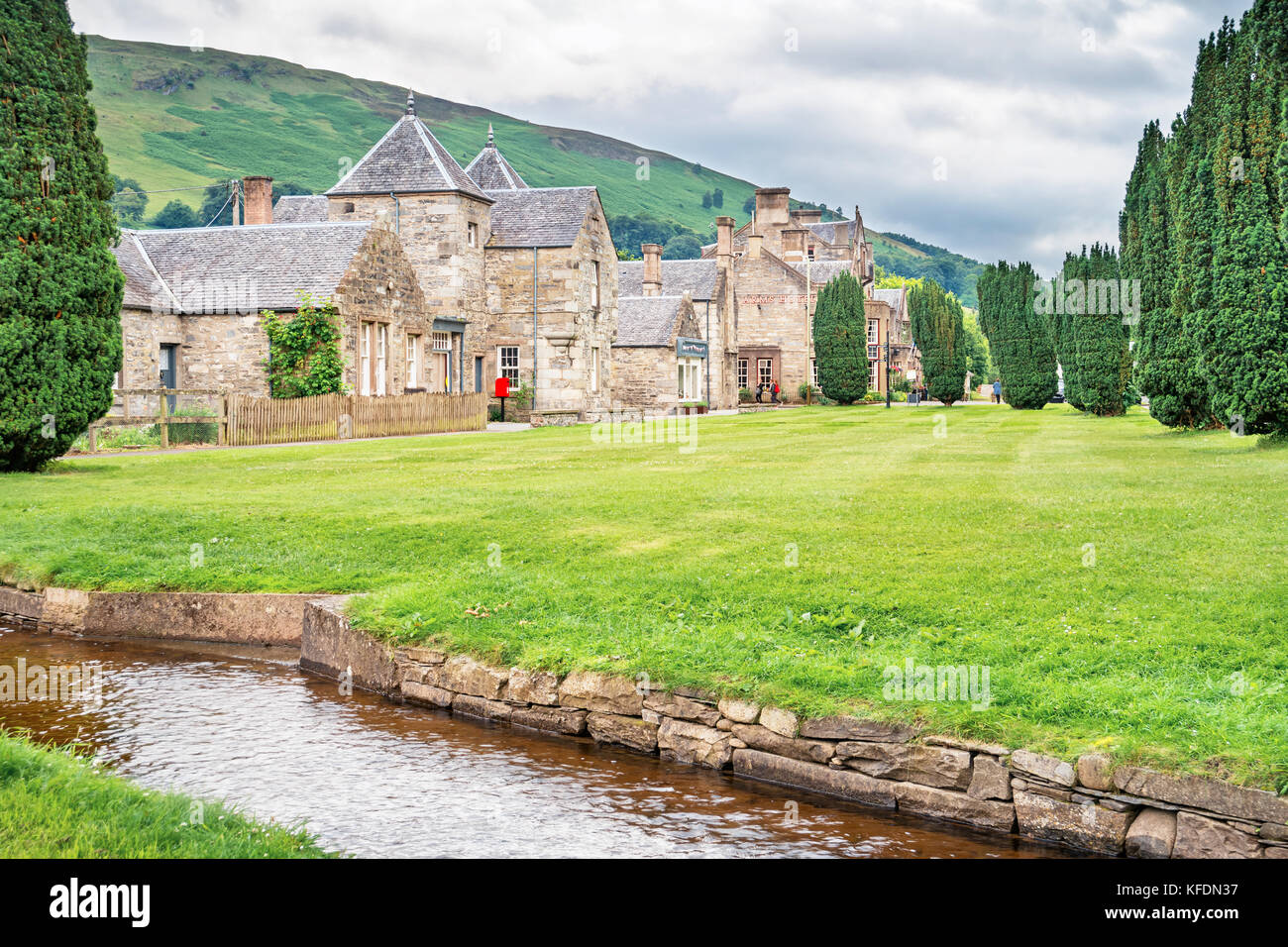 Fila di case di pietra nella città di Blair Atholl, parte del Cairngorms National Park in Perthshire Scozia, Regno Unito. Foto Stock