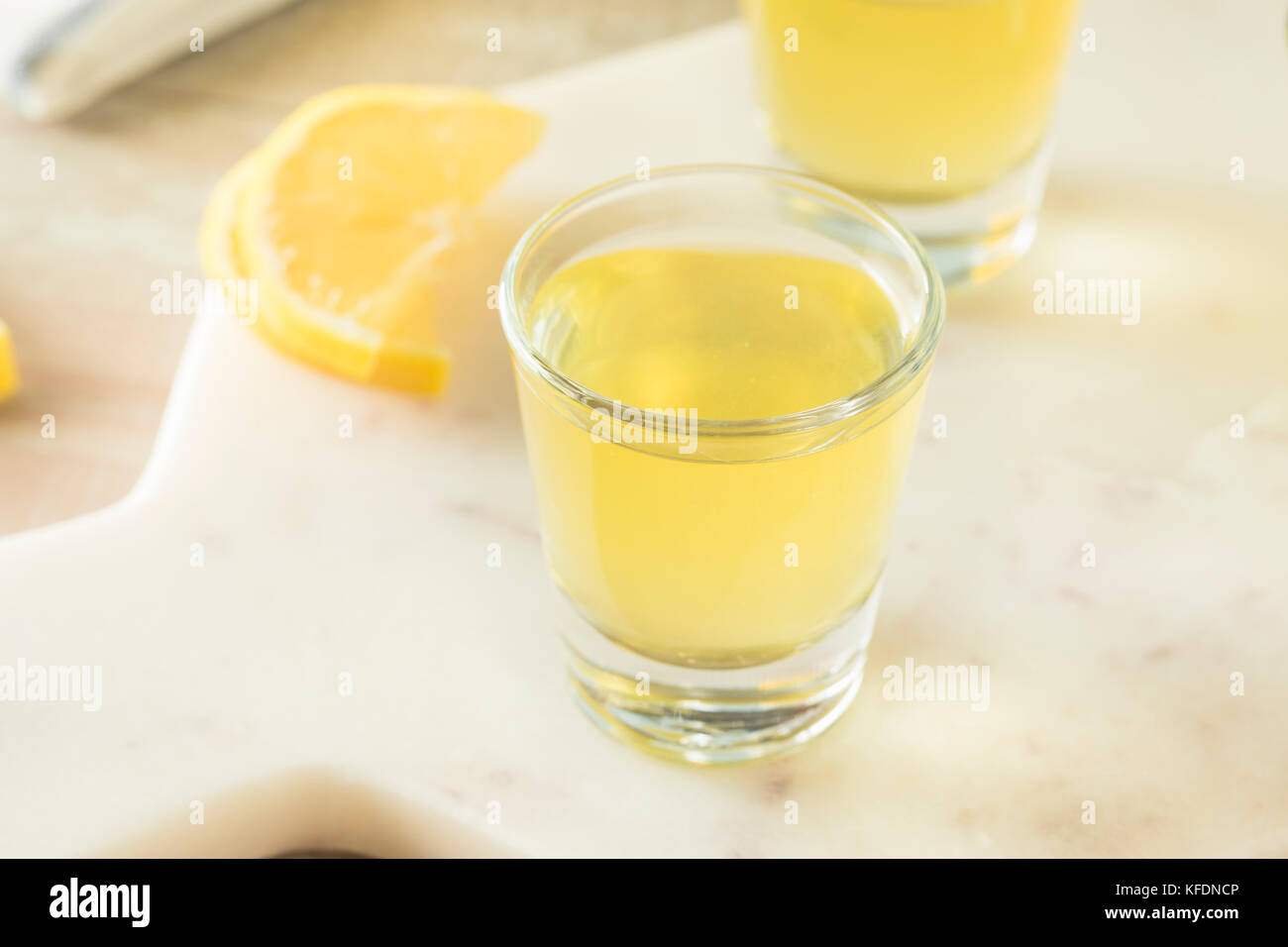 Dolci fatti in casa il limoncello di limone in un bicchiere Foto Stock