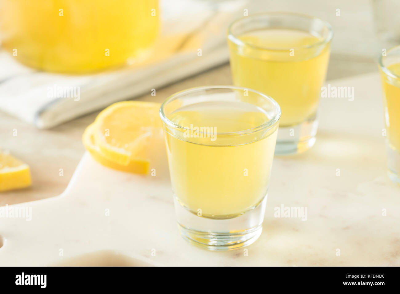 Dolci fatti in casa il limoncello di limone in un bicchiere Foto Stock