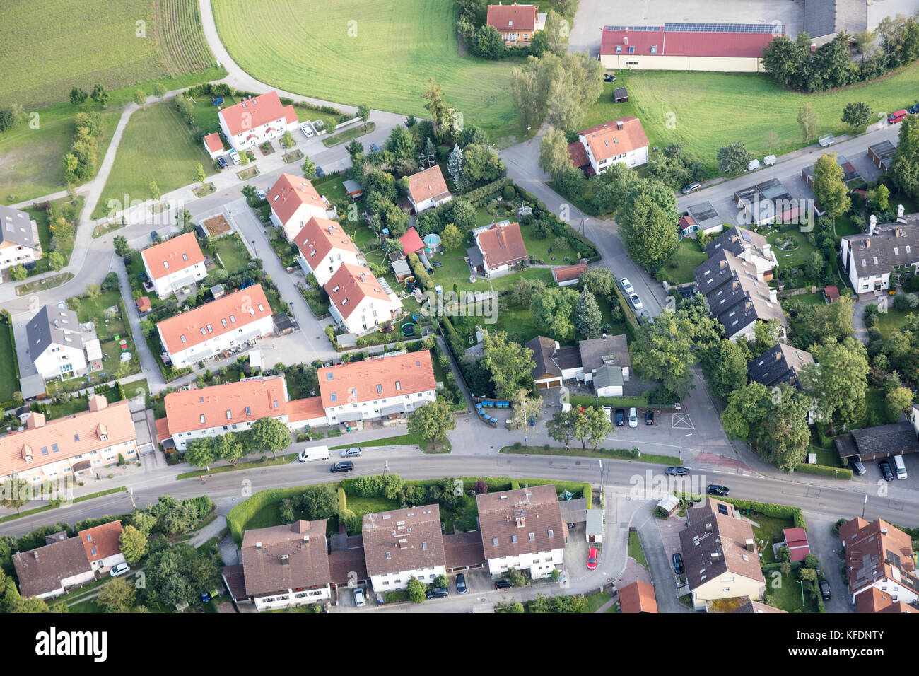 Vista aerea di case intorno Roggensteiner Str., Emmering, Baviera, Germania Foto Stock