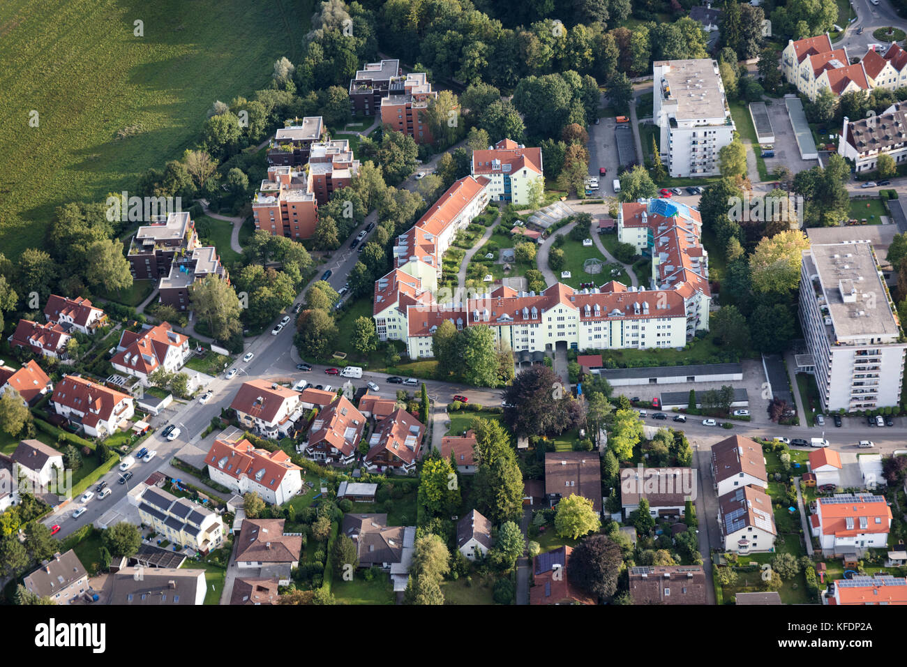 Vista aerea di appartamenti lungo Bäumlstraße, Puchheim, Baviera, Germania Foto Stock