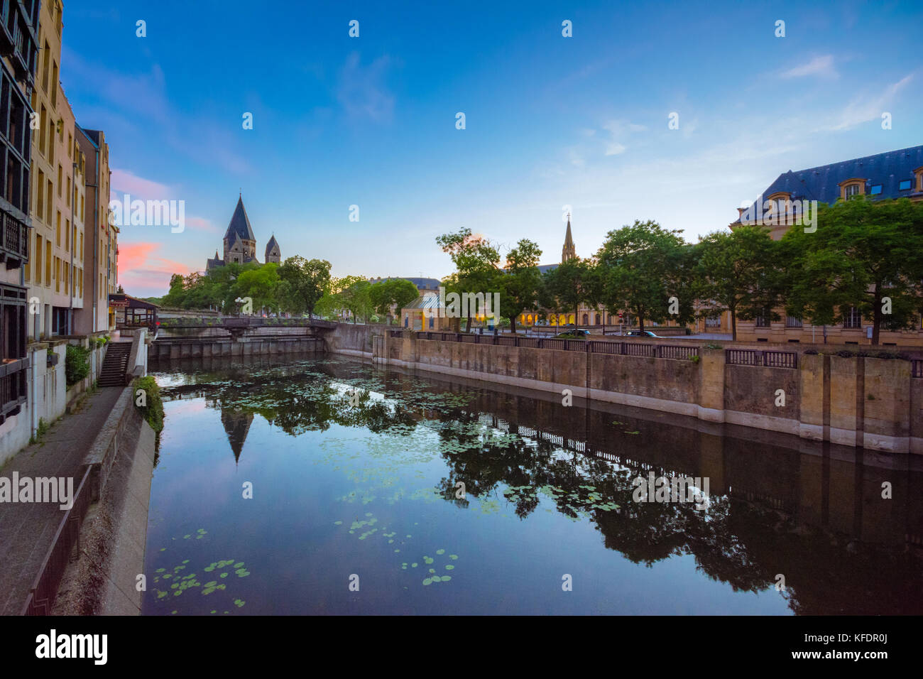 Vista di metz con tempio neuf riflessa nella Mosella, Lorena, Francia Foto Stock