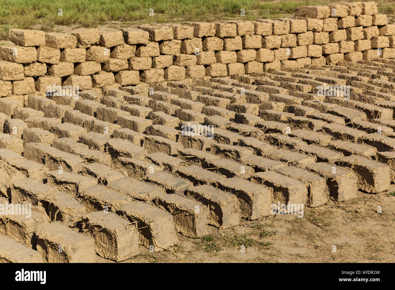 I mattoni erano fatti di argilla e paglia. pronto mattoni di argilla e  paglia essiccati sulla strada del sole Foto stock - Alamy