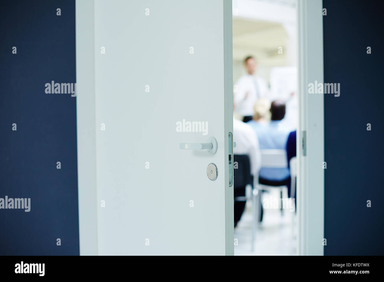 Seminario aziendale o una lezione di prendere posto dietro la porta leggermente aperta della sala riunioni Foto Stock