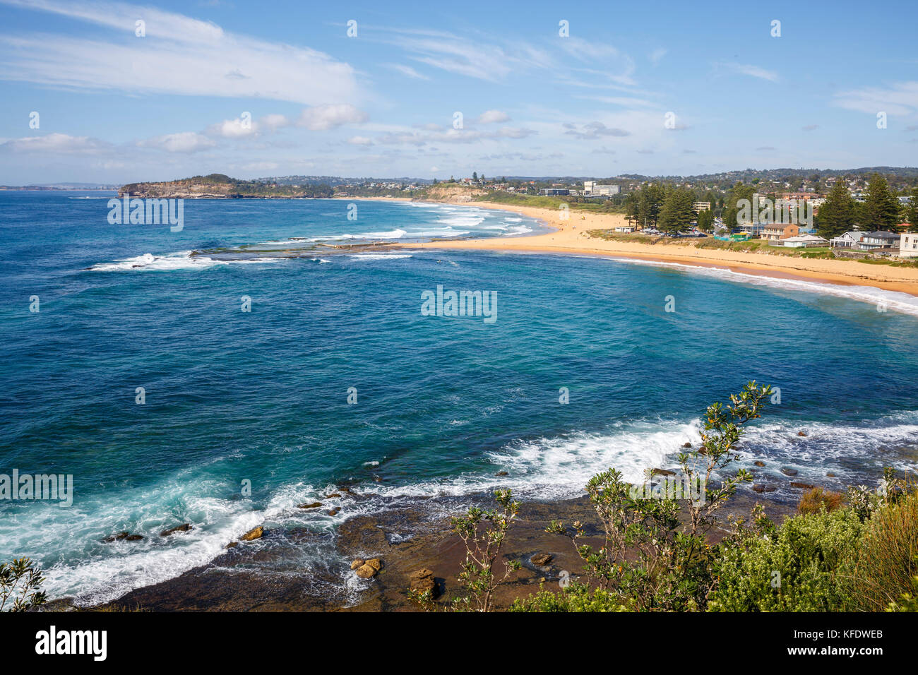 Guardando verso sud lungo la Mona Vale la spiaggia e la distanza Warriewood sulla spiaggia di Sydney Nord spiagge Costa, Sydney, Australia Foto Stock