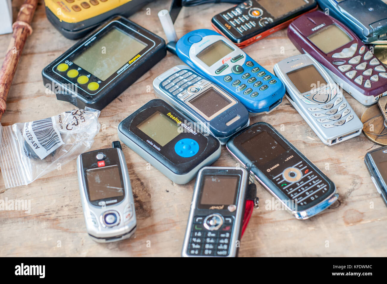 Vecchi cellulari esposte per la vendita di seconda mano Foto Stock