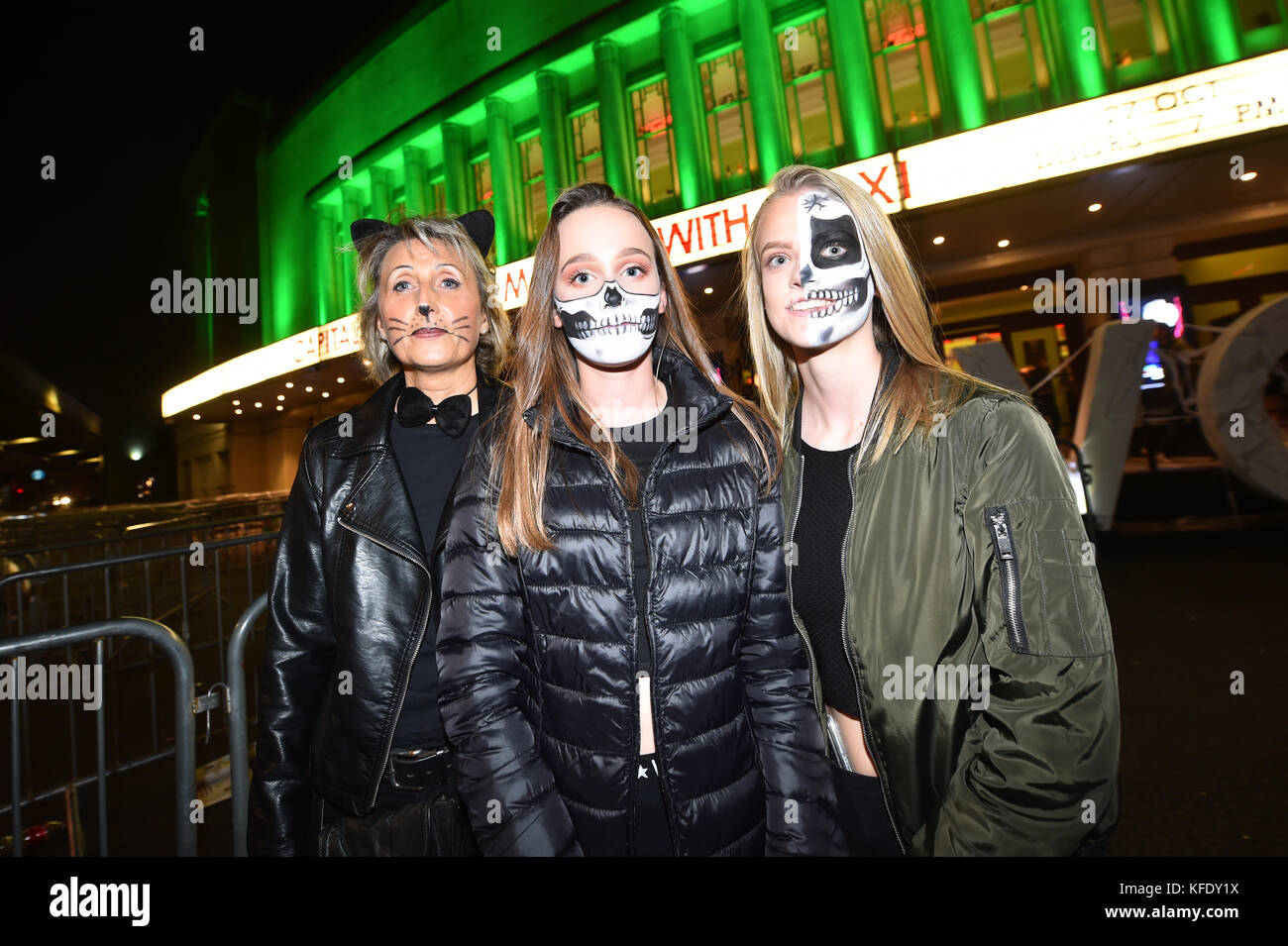 Gli ospiti arrivano in un abito elegante prima del mostro Mash-up della capitale con VOXI di Vodafone. L'evento si è svolto stasera all'Eventim Apollo di Londra (venerdì 27 ottobre). La serata del club di Halloween di Capital ha visto DJ set di alcuni dei più grandi DJ e produttori del mondo, tra cui Rudimental, Sigala, Disciples, Kygo e Martin Garrix. L'evento è stato condotto dal presentatore del Capital Late Show Marvin Humes. Capital's Monster Mash-up with Voxi by Vodafone contiunes sabato 28 ottobre presso la Manchester Academy. PREMERE ASSOCIAZIONE foto. Data foto: Venerdì 27 ottobre 2017. Il credito fotografico dovrebbe essere: Matt CR Foto Stock