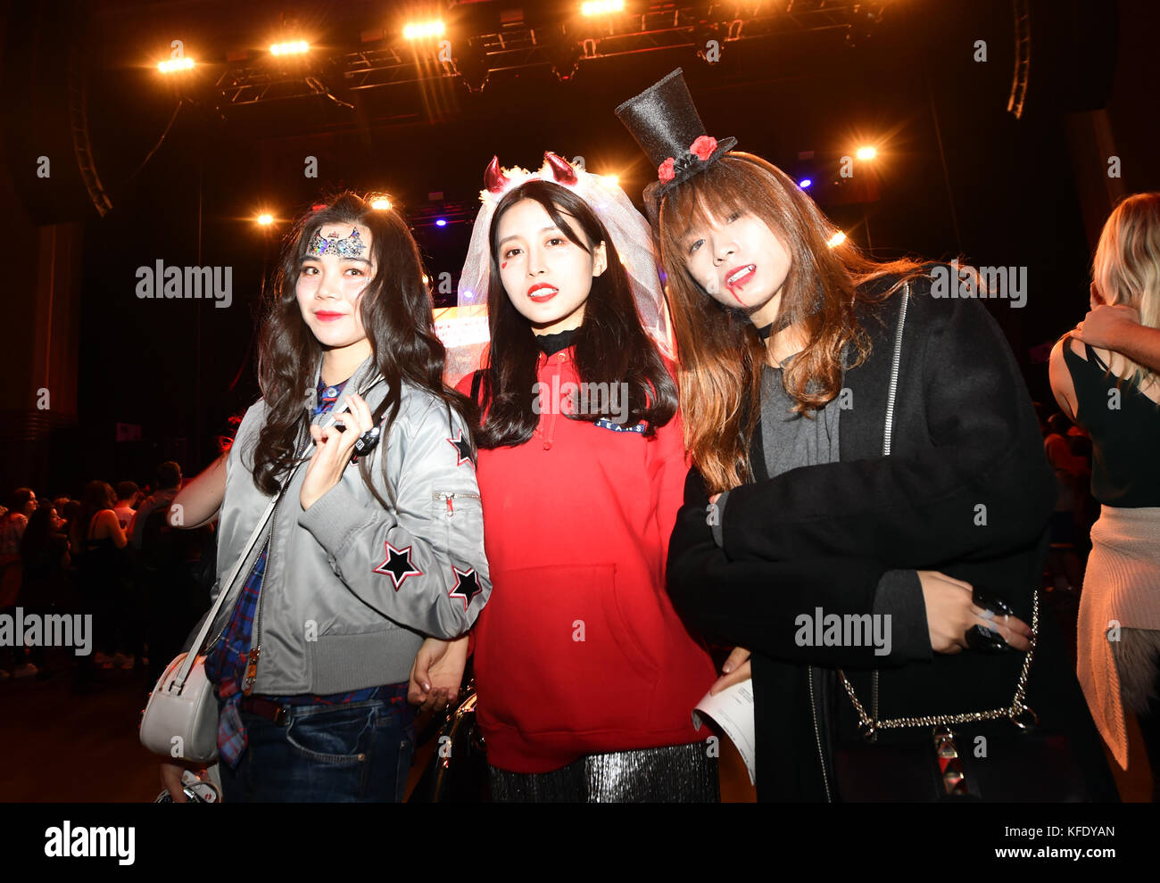 Gli ospiti in un abbigliamento elegante durante il Monster Mash-Up di Capital con VOXI di Vodafone. L'evento si è svolto stasera all'Eventim Apollo di Londra (venerdì 27 ottobre). La serata del club di Halloween di Capital ha visto la partecipazione di DJ di alcuni dei più grandi DJ e produttori del mondo, tra cui Rudimal, Sigala, Disciples, Kygo e Martin Garrix. L'evento è stato ospitato dal presentatore del Capital Late Show Marvin Humes. Il Monster Mash-Up di Capital con Voxi di Vodafone si svolge sabato 28 ottobre presso la Manchester Academy. PREMERE ASSOCIAZIONE foto. Data immagine: Venerdì 27 ottobre 2017. Il credito fotografico dovrebbe essere: Matt Crossick/ Foto Stock