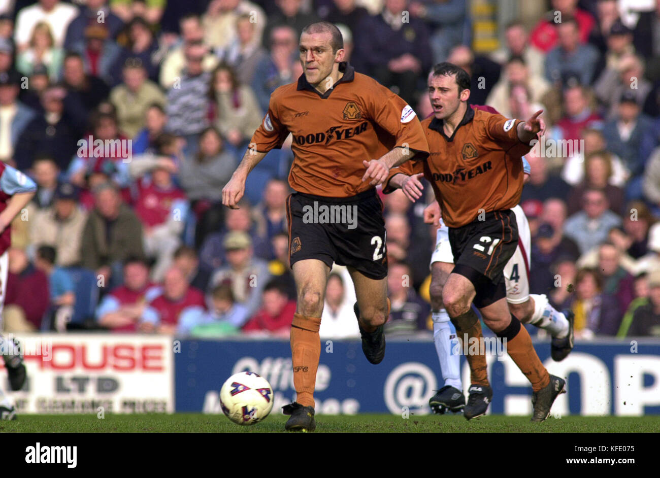 Il calciatore Alex Rae con sangue di pregiudizio v Burnley Wolverhampton Wanderers Marzo 2002 Foto Stock