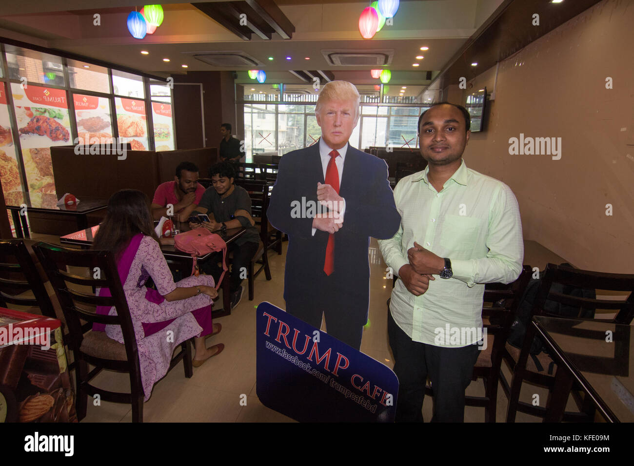 Donald Trump's fanbase di Dhaka ha ora un funzionario di ritrovo spot - un ristorante qui che è stato denominato Trump Cafe negli Stati Uniti del presidente di onore. Foto Stock