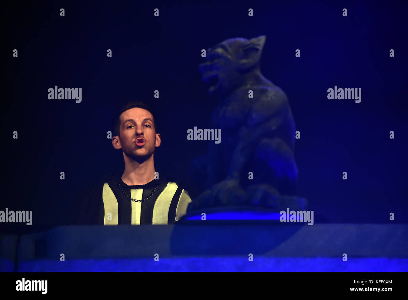 Sigala si esibisce durante il Monster Mash-Up di Capital con VOXI di Vodafone. L'evento si è svolto stasera all'Eventim Apollo di Londra (venerdì 27 ottobre). La serata del club di Halloween di Capital ha visto la partecipazione di DJ di alcuni dei più grandi DJ e produttori del mondo, tra cui Rudimal, Sigala, Disciples, Kygo e Martin Garrix. L'evento è stato ospitato dal presentatore del Capital Late Show Marvin Humes. Il Monster Mash-Up di Capital con Voxi di Vodafone si svolge sabato 28 ottobre presso la Manchester Academy. PREMERE ASSOCIAZIONE foto. Data immagine: Venerdì 27 ottobre 2017. Il credito fotografico dovrebbe essere: Matt Crossick/PA W Foto Stock