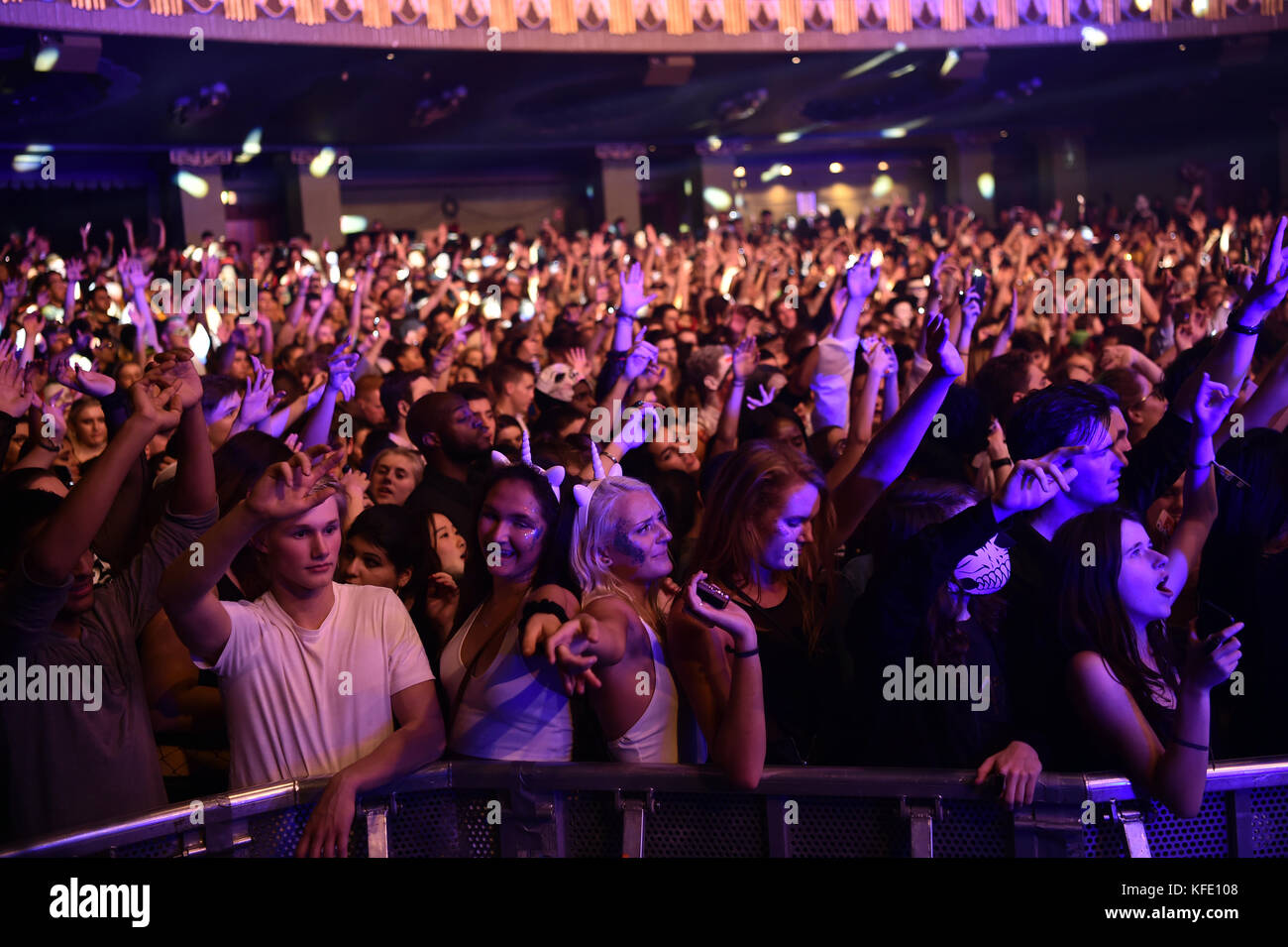 Una visione generale della folla durante il Monster Mash-Up della capitale con VOXI di Vodafone. L'evento si è svolto stasera all'Eventim Apollo di Londra (venerdì 27 ottobre). La serata del club di Halloween di Capital ha visto la partecipazione di DJ di alcuni dei più grandi DJ e produttori del mondo, tra cui Rudimal, Sigala, Disciples, Kygo e Martin Garrix. L'evento è stato ospitato dal presentatore del Capital Late Show Marvin Humes. Il Monster Mash-Up di Capital con Voxi di Vodafone si svolge sabato 28 ottobre presso la Manchester Academy. PREMERE ASSOCIAZIONE foto. Data immagine: Venerdì 27 ottobre 2017. Il credito fotografico dovrebbe essere: Matt Cro Foto Stock