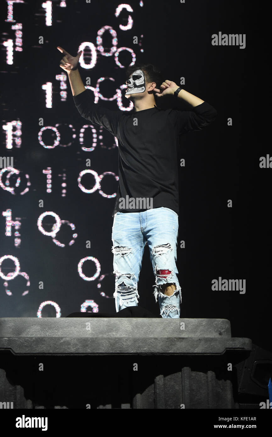 Martin Garrix si esibisce durante il Monster Mash-Up di Capital con VOXI di Vodafone. L'evento si è svolto stasera all'Eventim Apollo di Londra (venerdì 27 ottobre). La serata del club di Halloween di Capital ha visto la partecipazione di DJ di alcuni dei più grandi DJ e produttori del mondo, tra cui Rudimal, Sigala, Disciples, Kygo e Martin Garrix. L'evento è stato ospitato dal presentatore del Capital Late Show Marvin Humes. Il Monster Mash-Up di Capital con Voxi di Vodafone si svolge sabato 28 ottobre presso la Manchester Academy. PREMERE ASSOCIAZIONE foto. Data immagine: Venerdì 27 ottobre 2017. Il credito fotografico dovrebbe essere: Matt Crossi Foto Stock