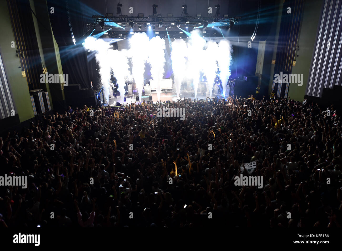 Martin Garrix si esibisce durante il Monster Mash-Up di Capital con VOXI di Vodafone. L'evento si è svolto stasera all'Eventim Apollo di Londra (venerdì 27 ottobre). La serata del club di Halloween di Capital ha visto la partecipazione di DJ di alcuni dei più grandi DJ e produttori del mondo, tra cui Rudimal, Sigala, Disciples, Kygo e Martin Garrix. L'evento è stato ospitato dal presentatore del Capital Late Show Marvin Humes. Il Monster Mash-Up di Capital con Voxi di Vodafone si svolge sabato 28 ottobre presso la Manchester Academy. PREMERE ASSOCIAZIONE foto. Data immagine: Venerdì 27 ottobre 2017. Il credito fotografico dovrebbe essere: Matt Crossi Foto Stock