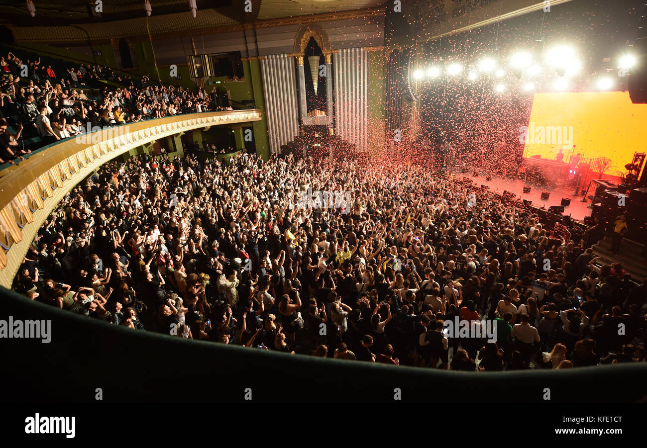 Martin Garrix si esibisce durante il Monster Mash-Up di Capital con VOXI di Vodafone. L'evento si è svolto stasera all'Eventim Apollo di Londra (venerdì 27 ottobre). La serata del club di Halloween di Capital ha visto la partecipazione di DJ di alcuni dei più grandi DJ e produttori del mondo, tra cui Rudimal, Sigala, Disciples, Kygo e Martin Garrix. L'evento è stato ospitato dal presentatore del Capital Late Show Marvin Humes. Il Monster Mash-Up di Capital con Voxi di Vodafone si svolge sabato 28 ottobre presso la Manchester Academy. PREMERE ASSOCIAZIONE foto. Data immagine: Venerdì 27 ottobre 2017. Il credito fotografico dovrebbe essere: Matt Crossi Foto Stock