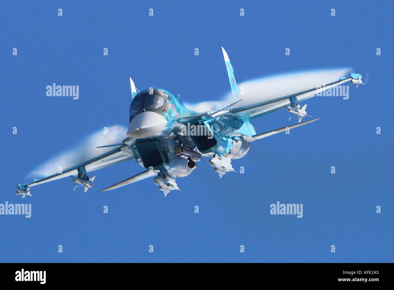 Zhukovsky, Moscow Region, Russia - 30 agosto 2015: Sukhoi SU-34 38 rosso di russo air force perfoming dimostrazione di volo in zhukovsky durante maks-2 Foto Stock