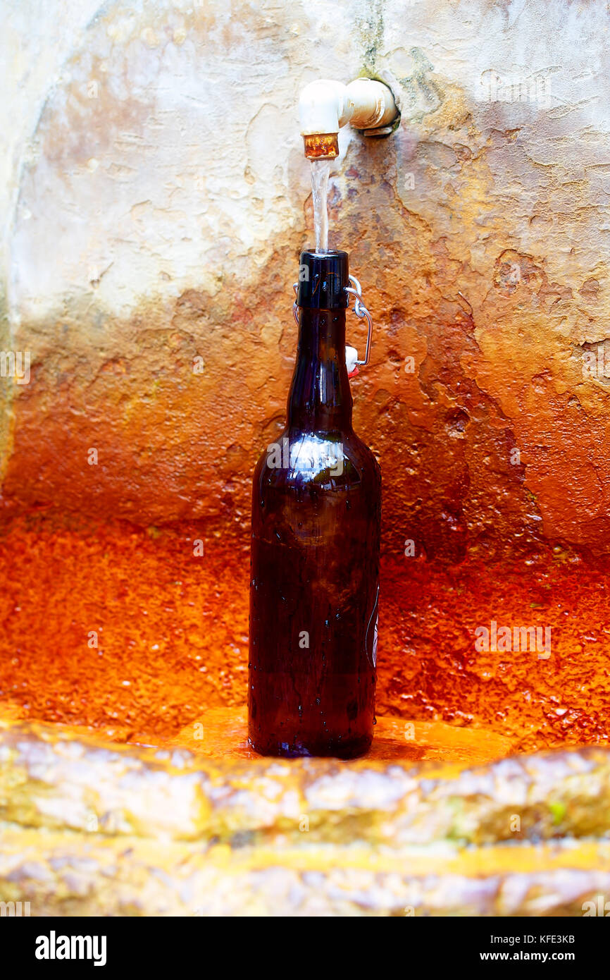 Molla di minerali e la bottiglia con una bellissima struttura parete in background. Foto Stock