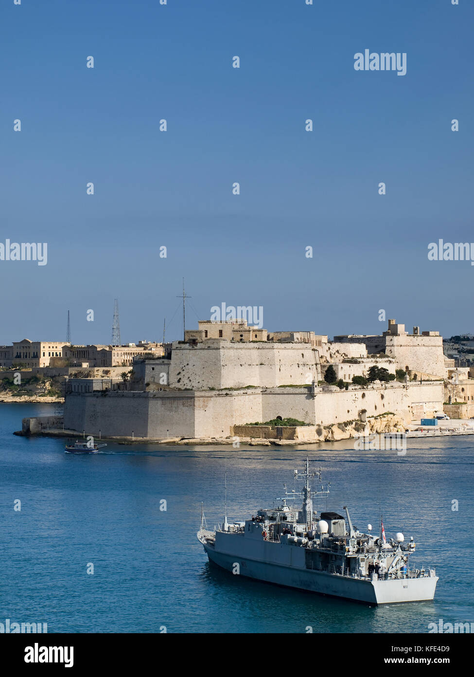 La Valletta, Malta - Feb 22 2009 - Royal Navy minehunter m111 hms blyth si prepara a lasciare il porto al Grand Harbour di Malta Foto Stock