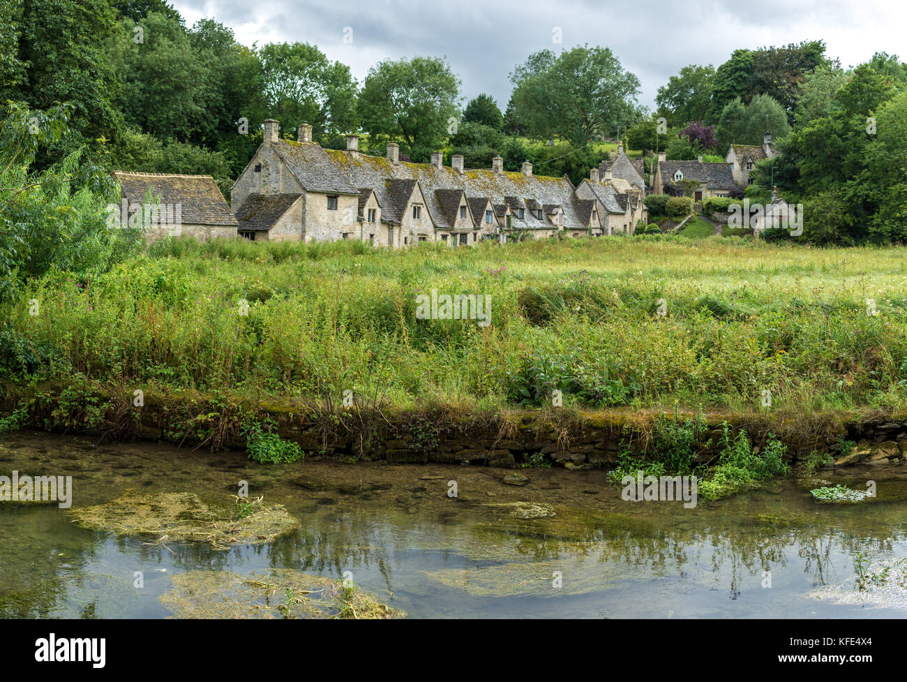 Vecchie case di pietra nel villaggio di Bibury Foto Stock