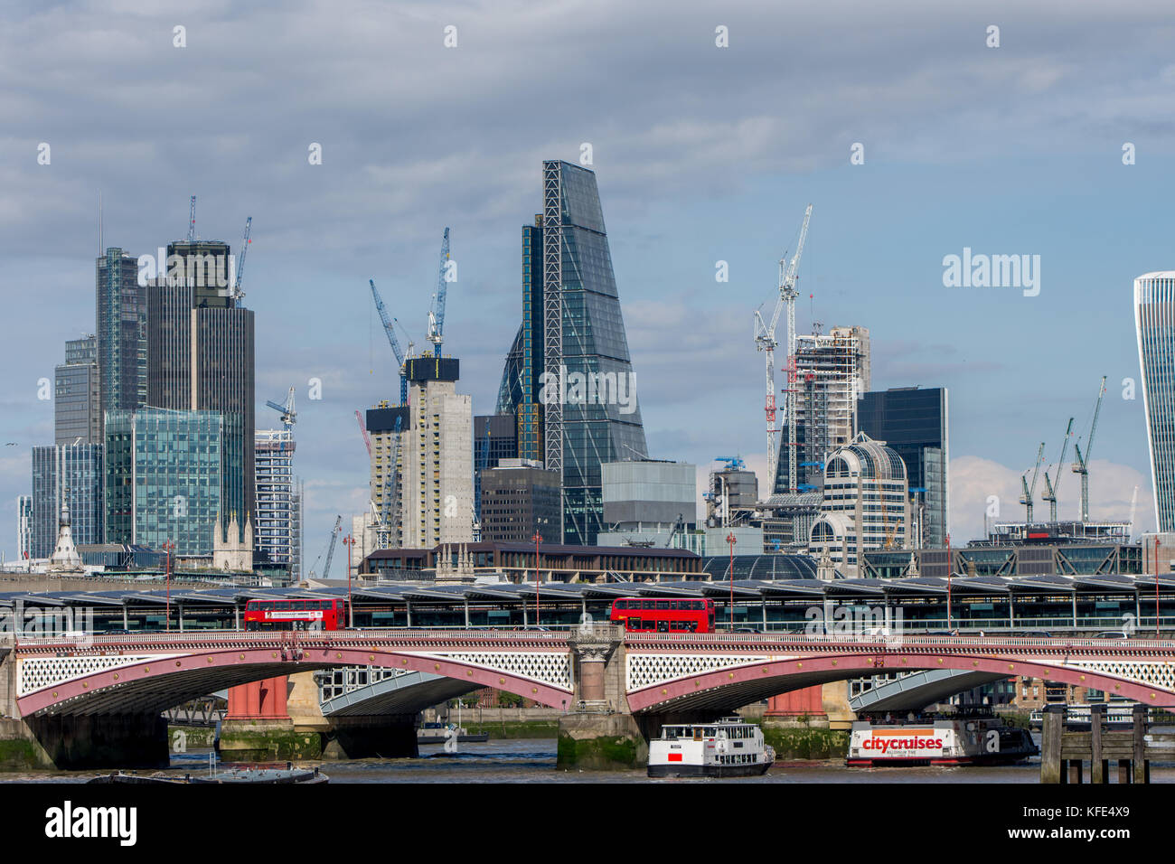 London, Regno Unito - 05 agosto 2017: Blackfriars bridge e skyscrappers e gru nella città di Londra in una giornata di sole Foto Stock