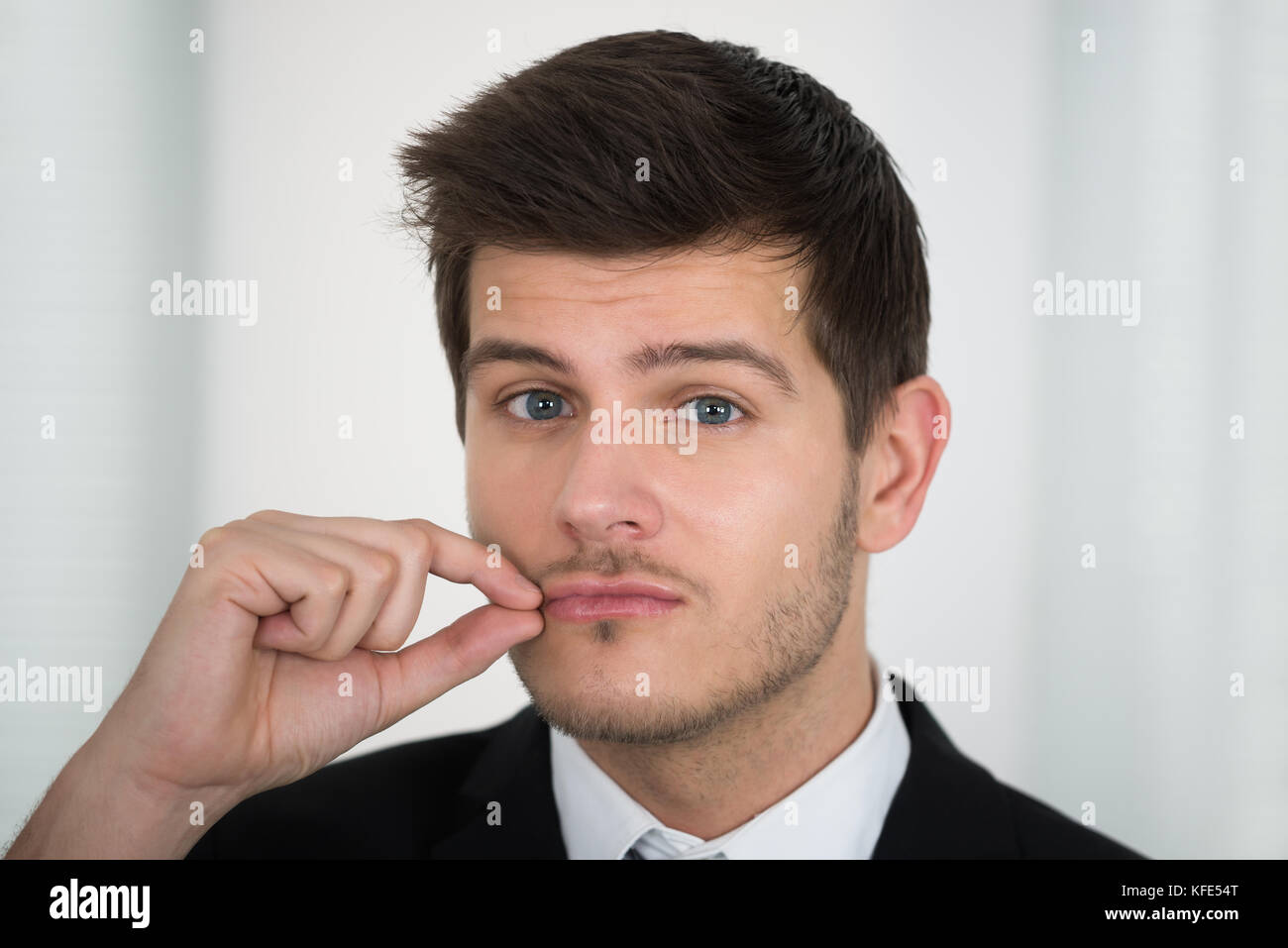 Imprenditore chiude la sua bocca sulla chiusura lampo. concetto di silenzio Foto Stock