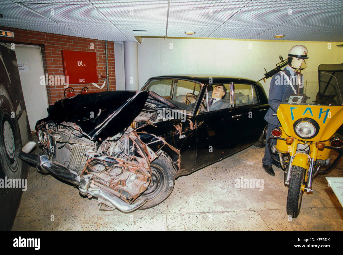Riga, Lettonia 2006 al museo dell'auto ha uno di brezjnev's si è schiantato limousines Foto Stock