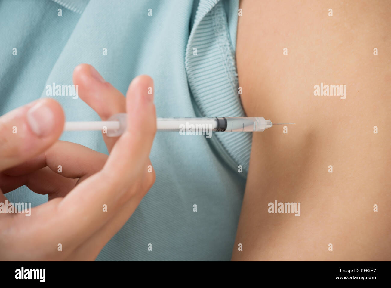 Close-up di uomo diabetico iniezione di insulina nel braccio Foto Stock