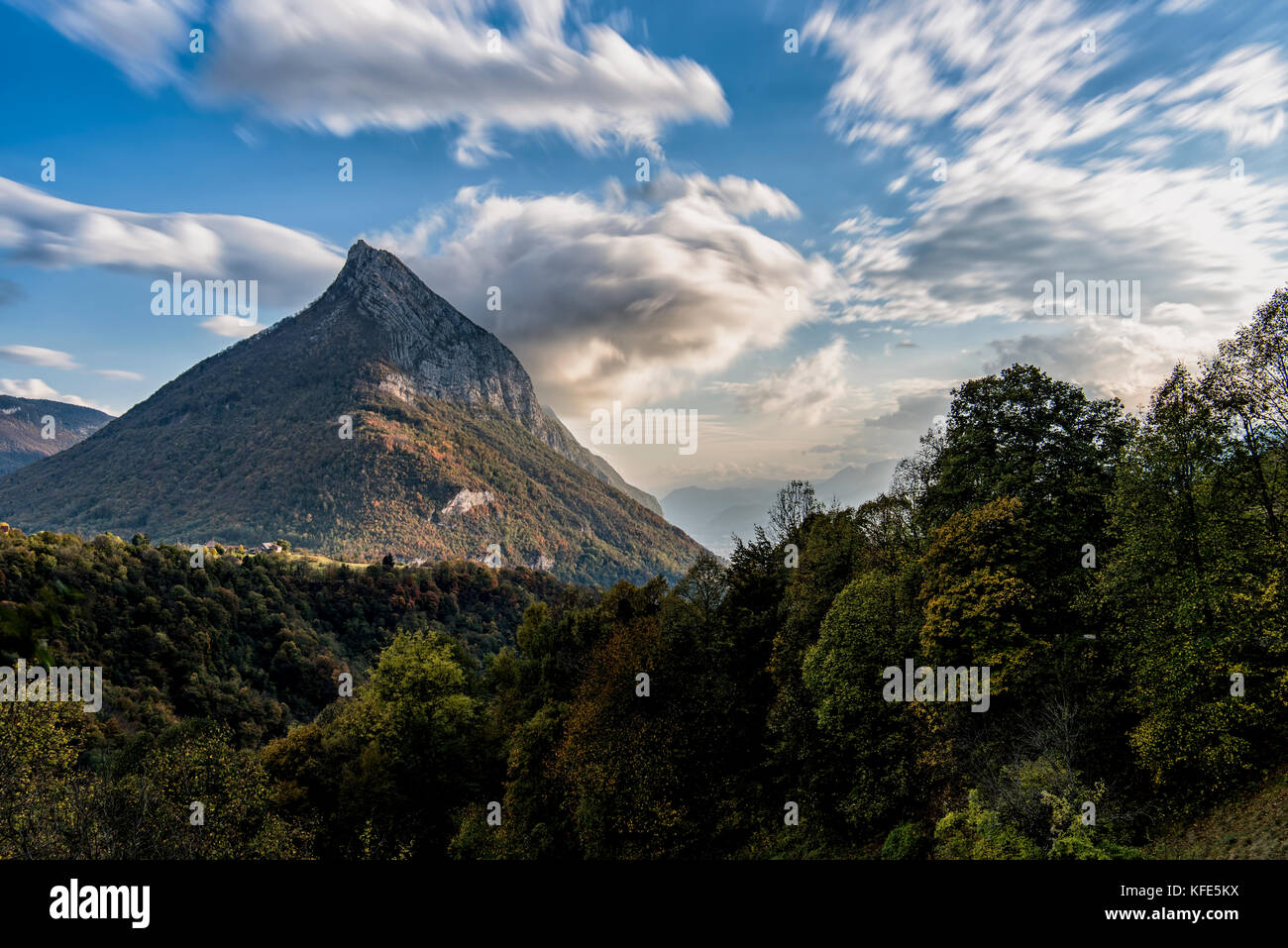 La Dent de crolles è una montagna carsica delle montagne di Chartreuse gamma, Francia, con un'altitudine di 2062 m/6765 ft. Il suo nome deriva dal ' Foto Stock