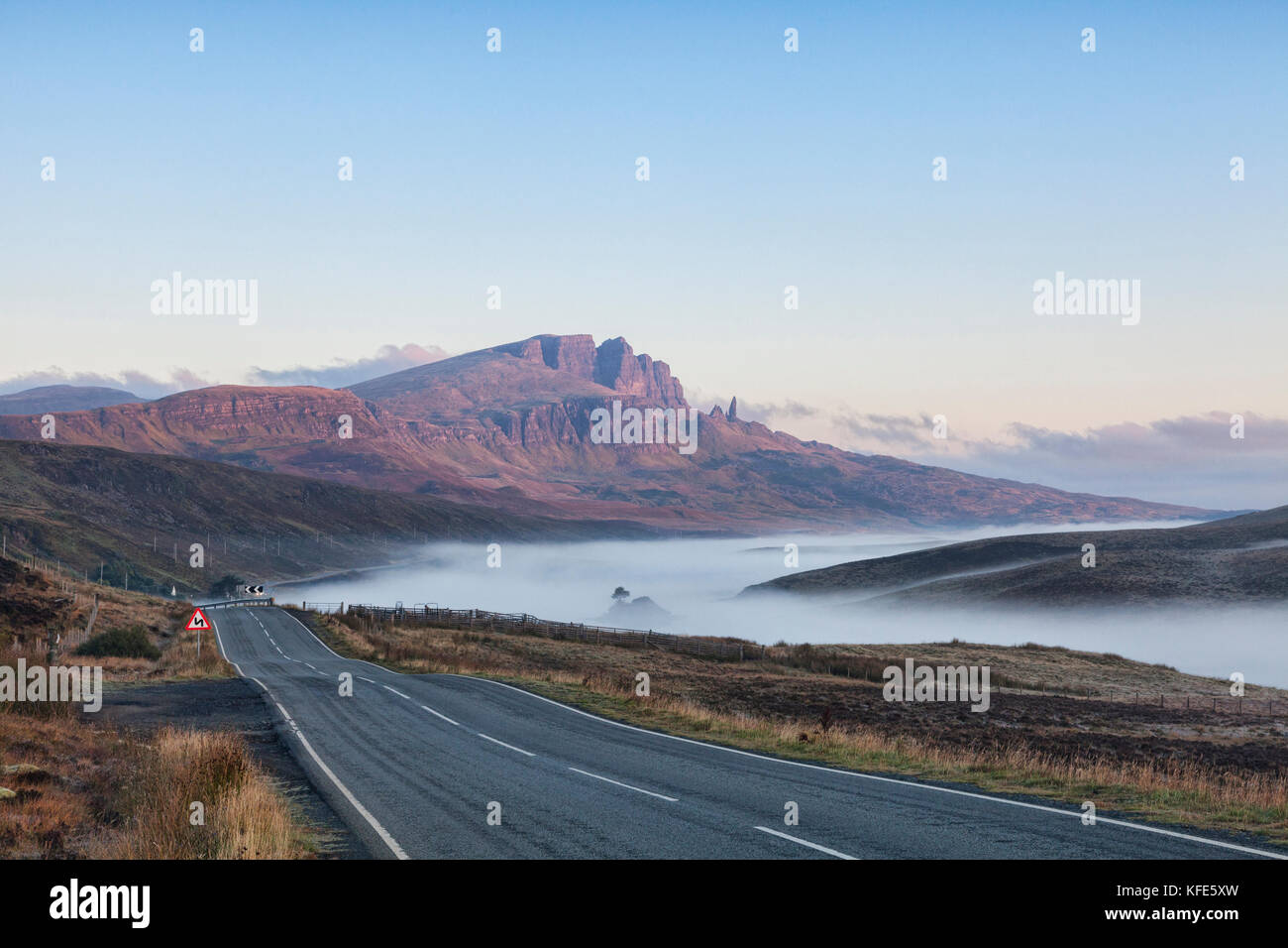 La strada aperta in una nebbiosa mattina autunnale al storr, isola di Skye, Highlands scozzesi, Ebridi Interne, Scotland, Regno Unito Foto Stock