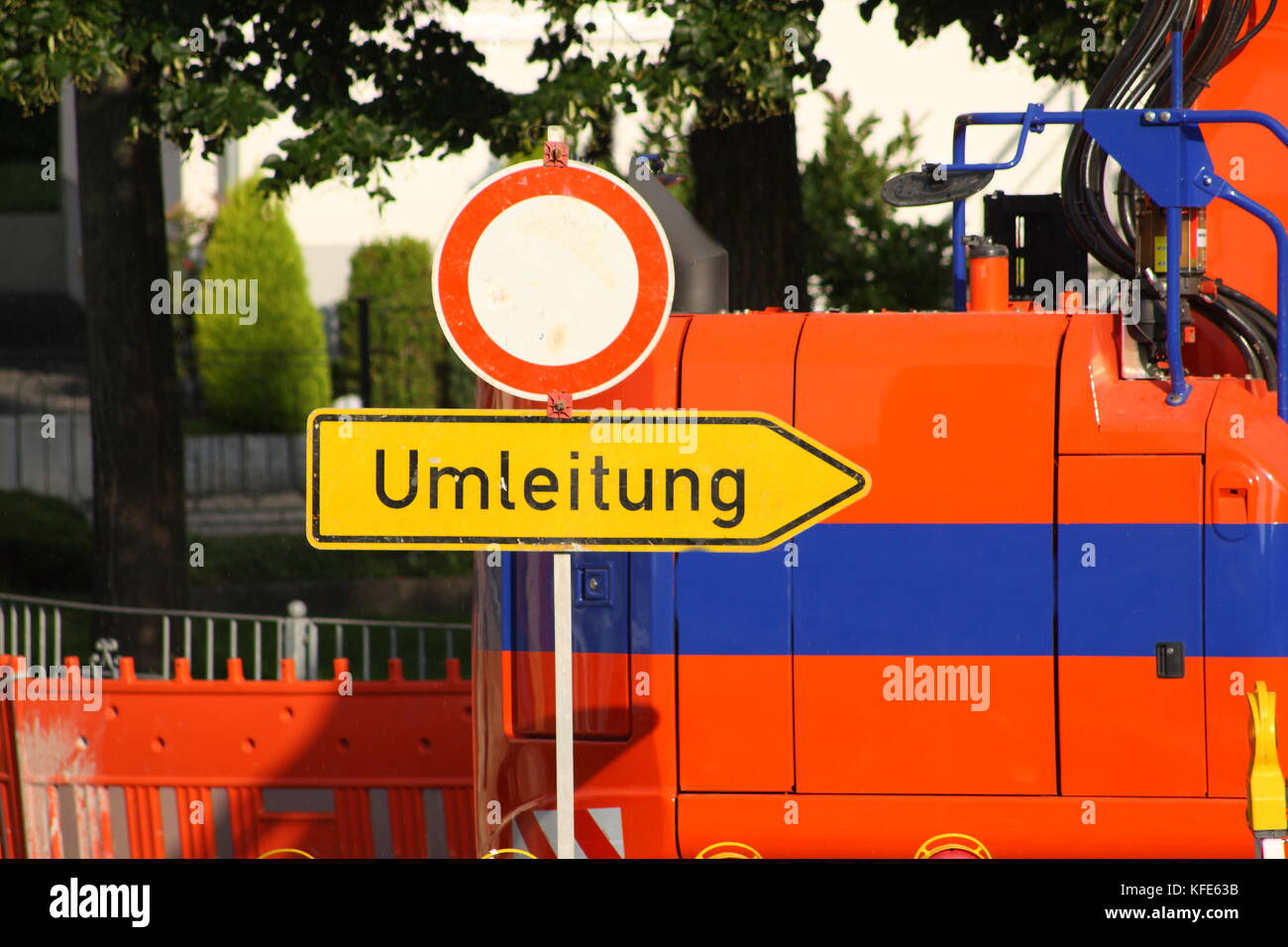 Verkehrsschild, gelbes Schild mit Umleitung, rundes Schild mit Durchfahrt verboten, Verbot für Fahrzeuge aller Art Foto Stock