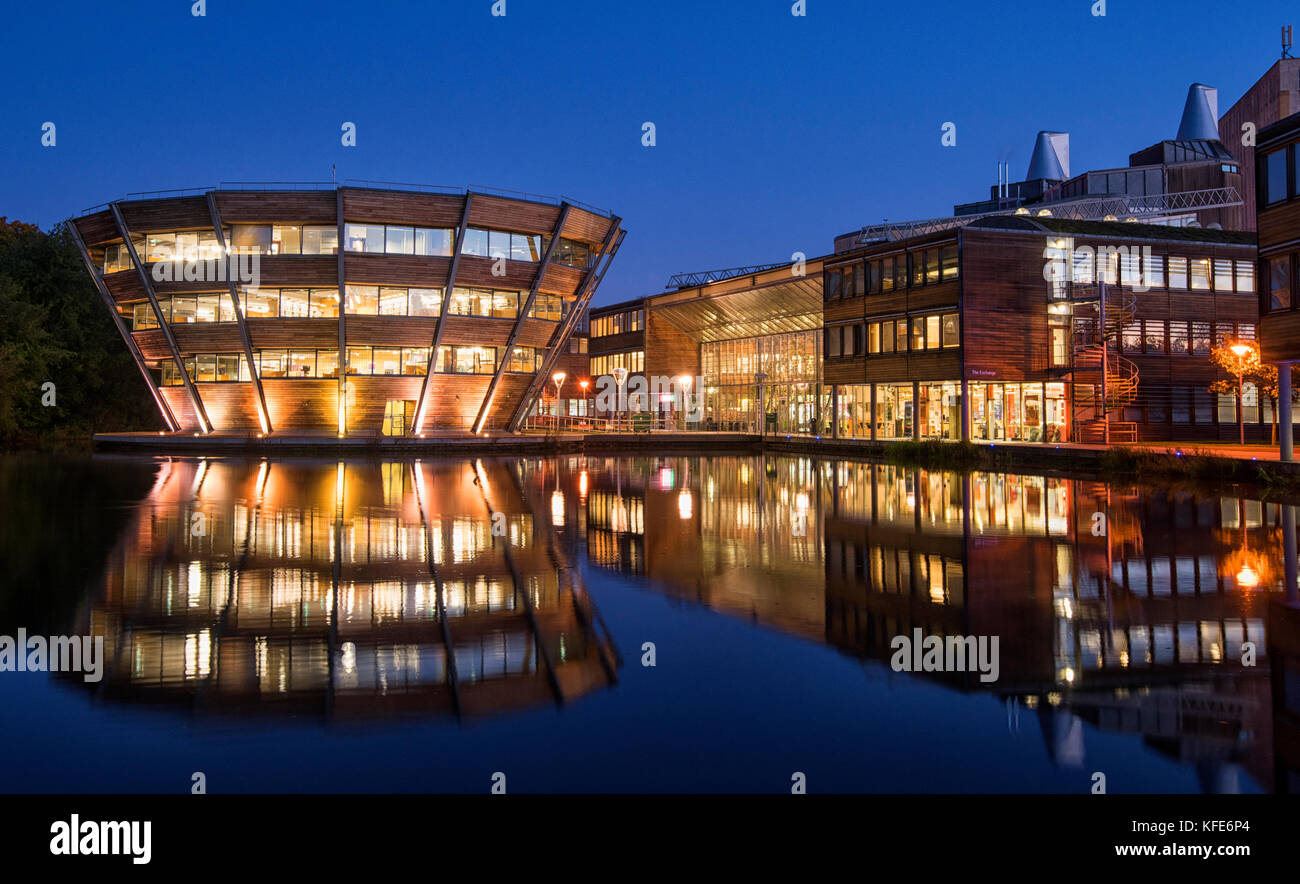 Blue ora riflessioni al djanogly learning resource Center sul giubileo campus, università di Nottingham England Regno Unito Foto Stock