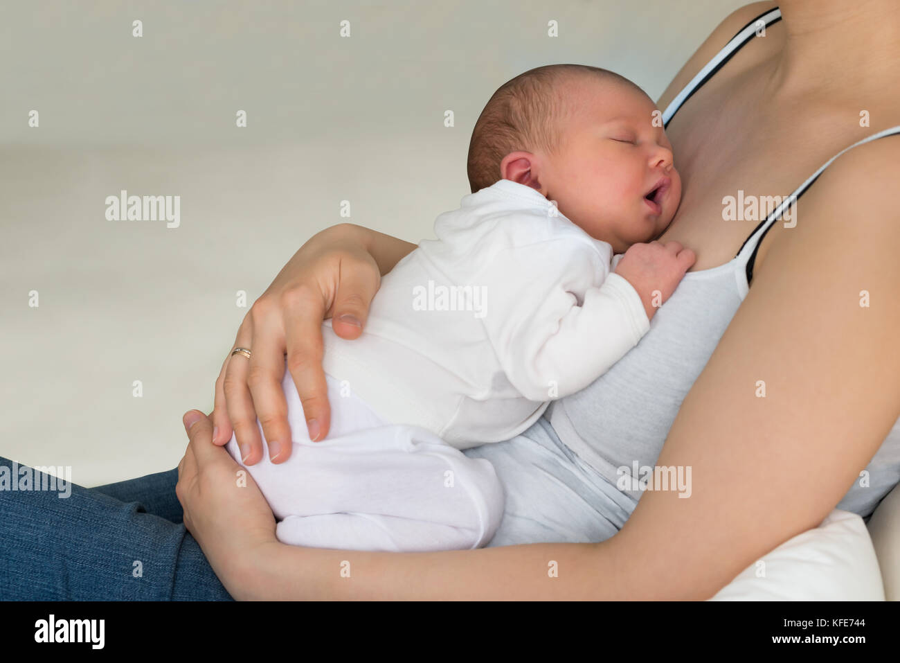 Close-up di una madre mentre tiene il suo grazioso piccolo Bambino Foto Stock