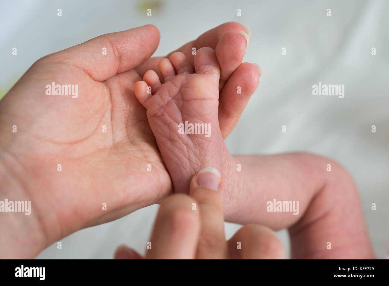 Close-up di un bambino in piedi in Madre la mano Foto Stock