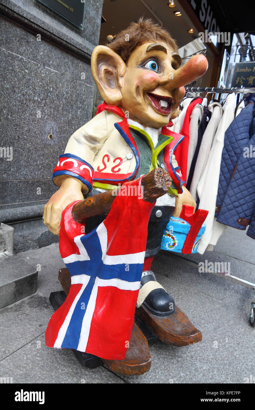 Grande modello in plastica di un troll norvegese al di fuori di un negozio di Karl Johan's Gate a Oslo, Norvegia Foto Stock