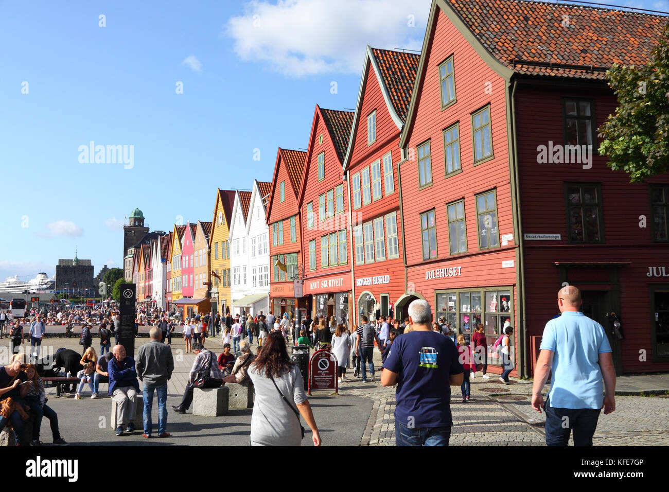 Folle turistiche presso la storica pietra miliare edifici di Bryggen, Bergen, Norvegia Foto Stock