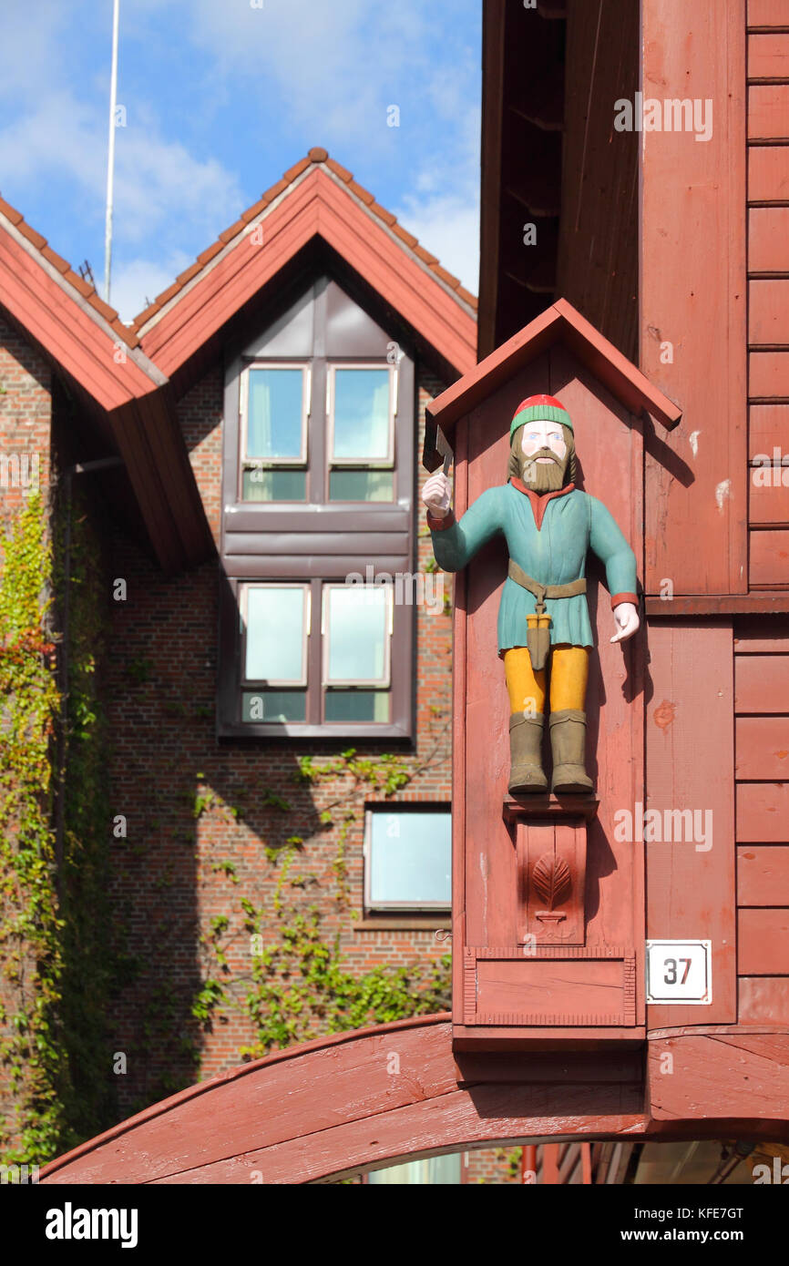 Figura scolpita sopra il punto di riferimento storico edifici di Bryggen, Bergen, Norvegia Foto Stock