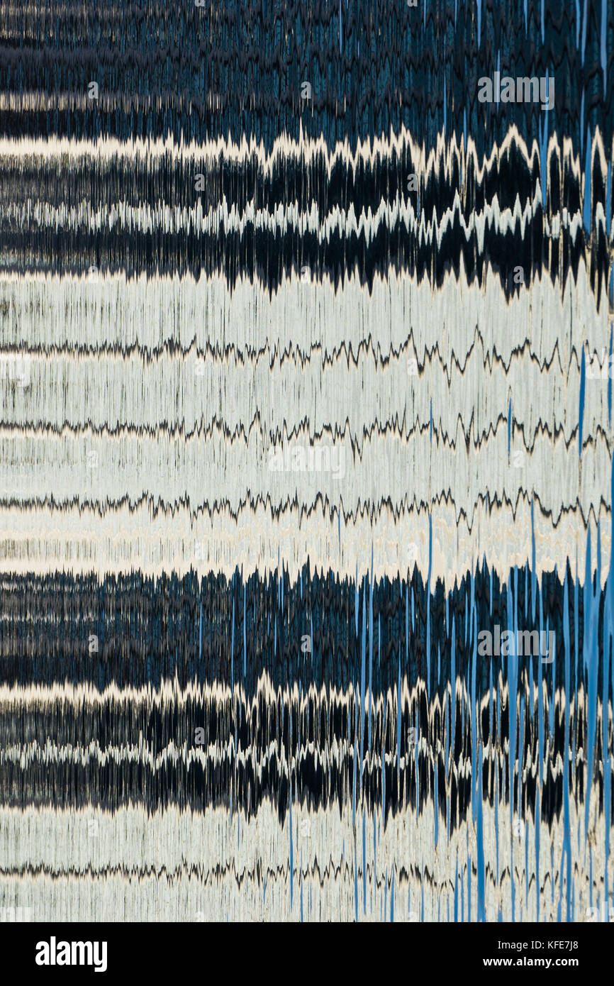 Riflessioni sull'acqua assomigliano a brainwave pattern o la lettura da un elettrocardiogramma. Foto Stock